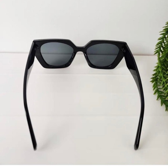 BNWOT Women's Black Frame Square Cateye Sunglasses  Retro Funky Shades Festival - Picture 2 of 4